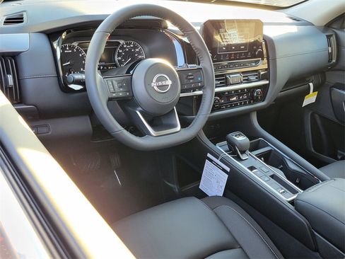 New 2025 Nissan Pathfinder SL image 4