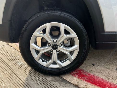 Used 2025 Jeep Compass Latitude image 9