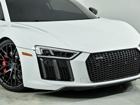 Used 2018 Audi R8 V10 w/ Premium Package RWD image 2
