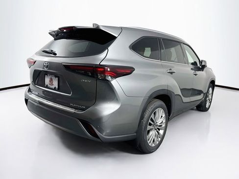 New 2026 Toyota Highlander Platinum image 9