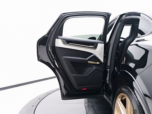 Used 2025 Porsche Cayenne GTS image 34