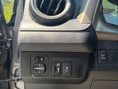 Used 2015 Toyota RAV4 LE AWD/4WD image 19