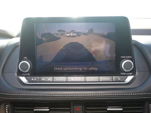 Used 2023 Nissan Rogue SV image 2