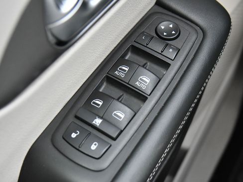 Used 2023 Chrysler Pacifica Touring-L image 35