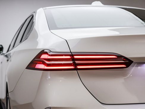 Certified 2025 BMW 530i w/ Premium Package image 10