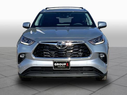 Used 2025 Toyota Highlander Limited AWD/4WD image 4