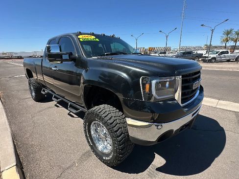 Used 2008 GMC Sierra 2500 SLT w/ Z71 Off-Road Package AWD/4WD image 7