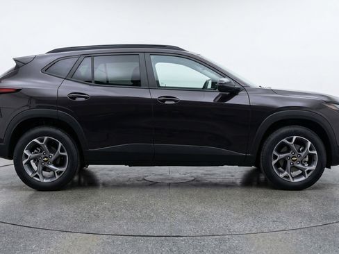 Used 2025 Chevrolet Trax LT w/ LT Convenience Package image 11