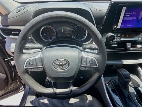 Used 2023 Toyota Highlander L FWD image 10