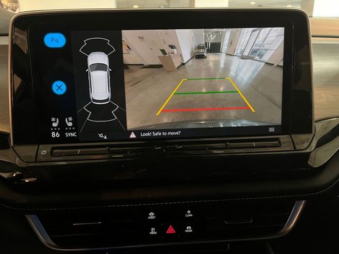 Used 2025 Volkswagen Atlas Cross Sport SE image 25