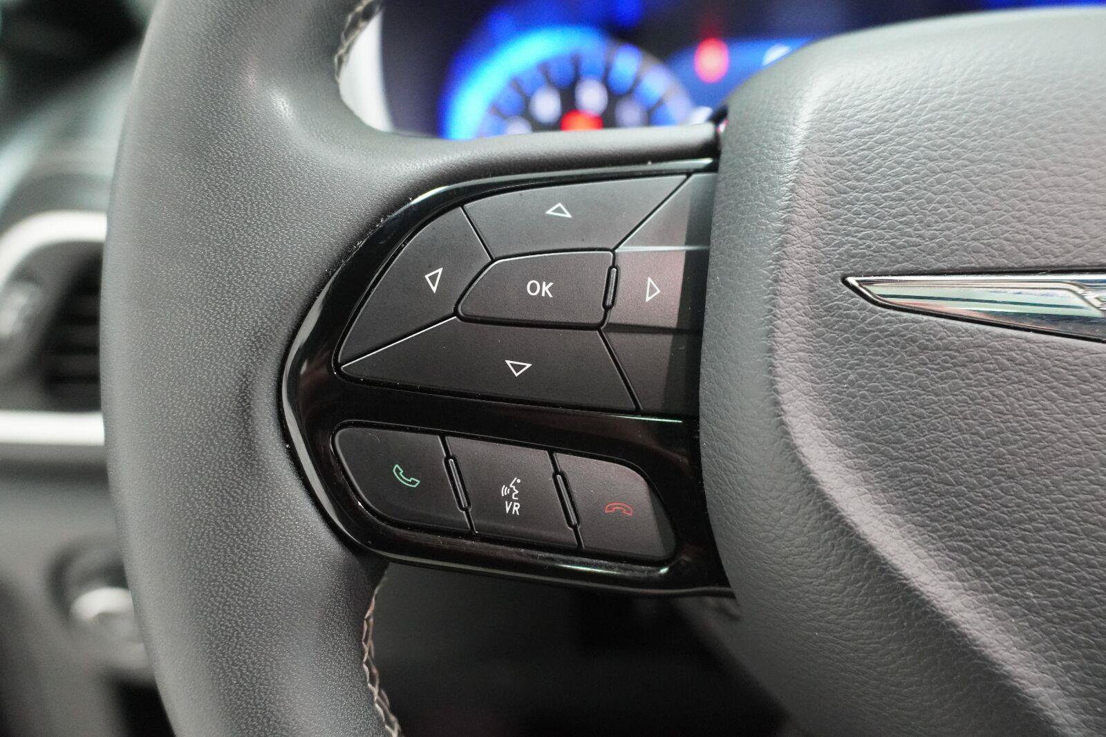 Used 2025 Chrysler Pacifica Limited FWD image 15