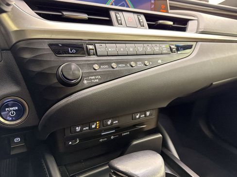 Used 2019 Lexus ES 300h w/ Premium Package FWD image 32