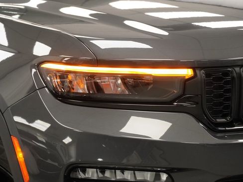 Certified 2023 Jeep Grand Cherokee Limited w/ Black Appearance Package image 5