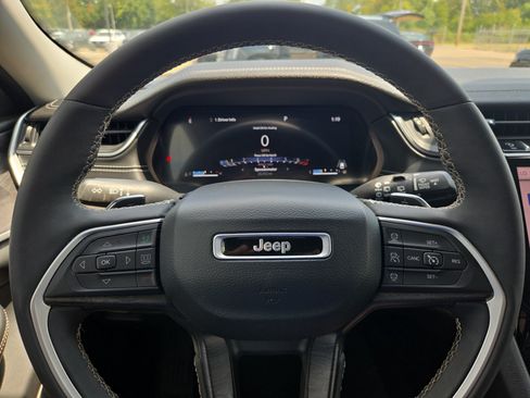 Used 2023 Jeep Grand Cherokee Limited w/ Luxury Tech Group II AWD/4WD image 10