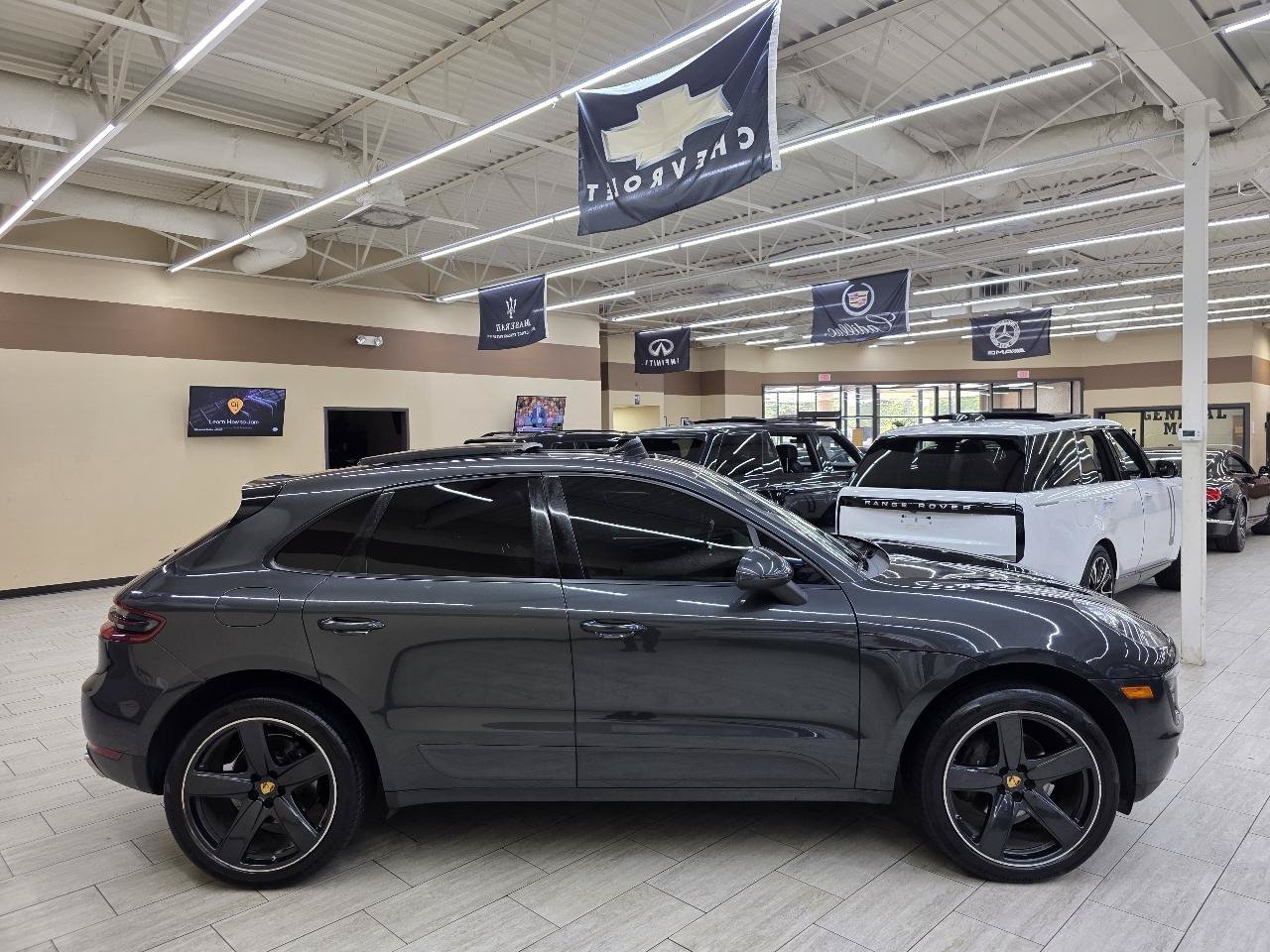 Used 2018 Porsche Macan AWD/4WD image 5