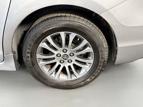 Used 2020 Toyota Sienna XLE FWD image 35
