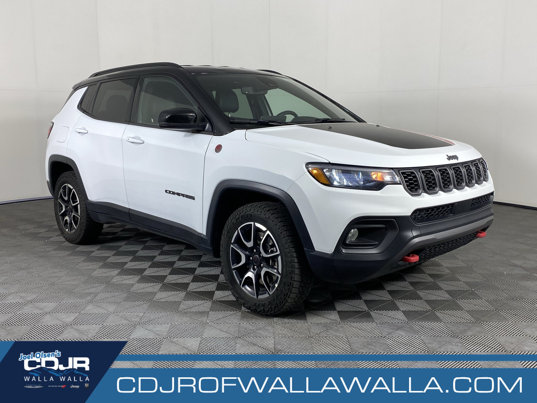 Used 2025 Jeep Compass Trailhawk AWD/4WD image 1
