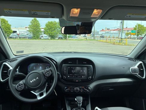Used 2025 Kia Soul LX w/ LX Technology Package FWD image 33