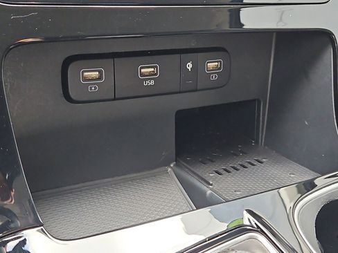 Used 2024 Kia Carnival EX image 27