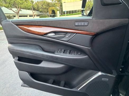 Used 2018 Cadillac Escalade Luxury RWD image 27