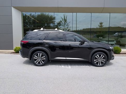 Used 2024 Nissan Pathfinder Platinum AWD/4WD image 8