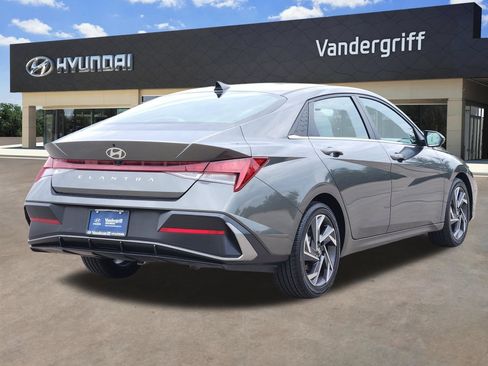 Used 2025 Hyundai Elantra SEL FWD image 4