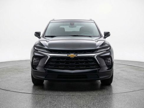 Used 2025 Chevrolet Blazer LT image 2