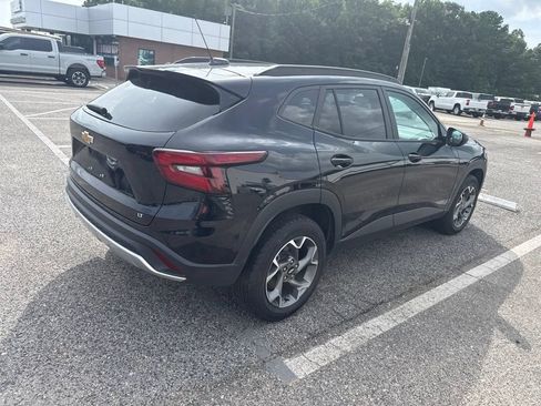 Used 2025 Chevrolet Trax LT FWD image 6