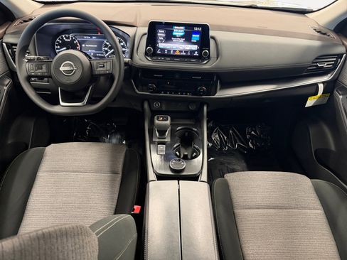 Used 2023 Nissan Rogue SV image 3