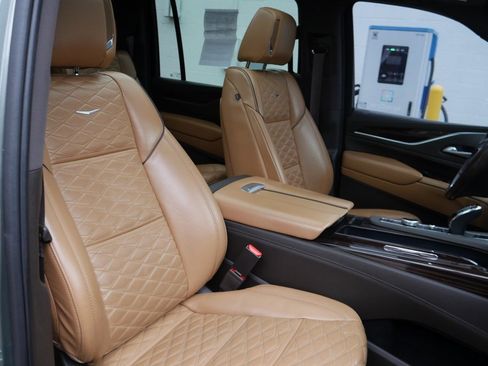 Used 2023 Cadillac Escalade ESV Premium Luxury image 25