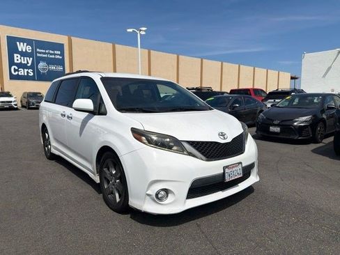 Used 2017 Toyota Sienna SE FWD image 3