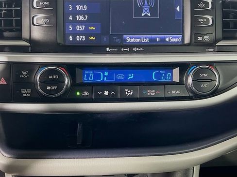 Used 2019 Toyota Highlander XLE FWD image 23