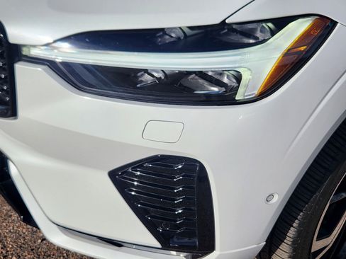 Used 2022 Volvo XC60 B5 R-Design w/ Advanced Package image 5