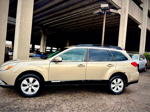 Used 2010 Subaru Outback 2.5i Premium image 1