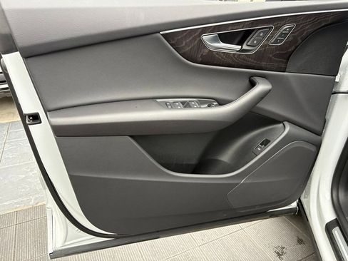 Used 2023 Audi Q8 Premium image 26