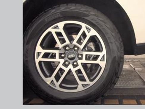 Used 2025 Ford Expedition Active AWD/4WD image 2