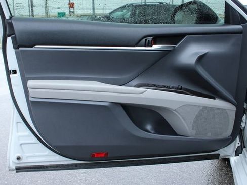 Used 2022 Toyota Camry SE image 10