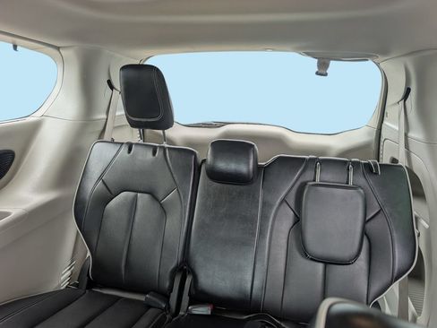 Used 2023 Chrysler Pacifica Limited FWD image 16