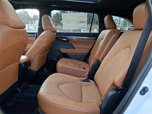 New 2026 Toyota Highlander Platinum image 10