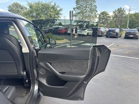 Used 2021 Tesla Model Y Long Range AWD/4WD image 15