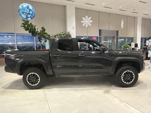 Used 2025 Toyota Tacoma TRD Off-Road image 7