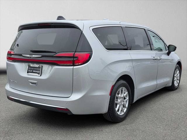 Used 2024 Chrysler Pacifica Touring-L FWD image 3