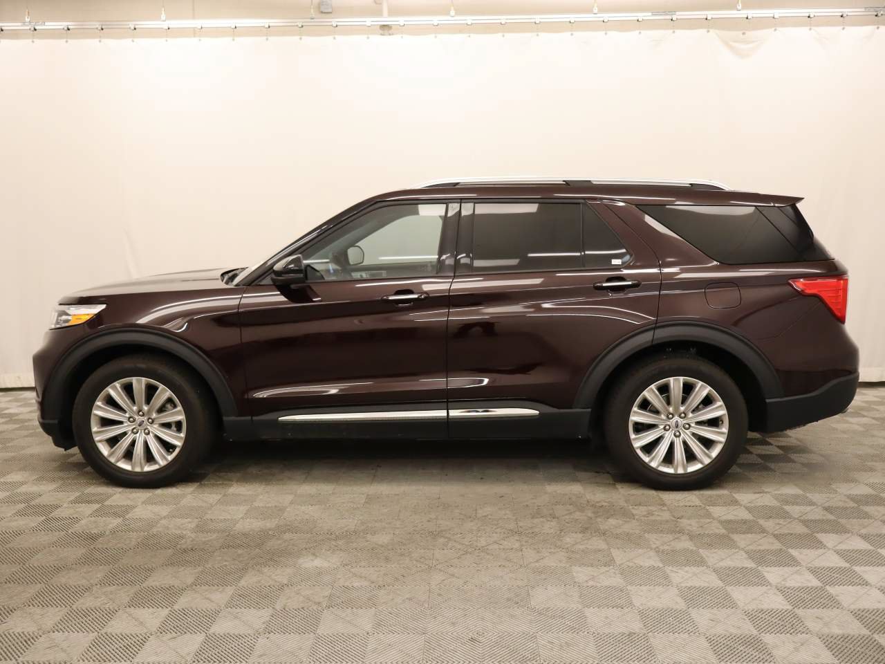 Used 2022 Ford Explorer Limited w/ Limited Technology Package RWD image 2