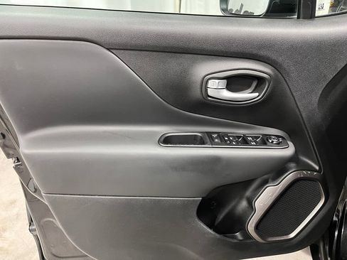 Used 2023 Jeep Renegade Latitude AWD/4WD image 10