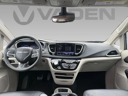 Used 2023 Chrysler Pacifica Touring-L FWD image 3