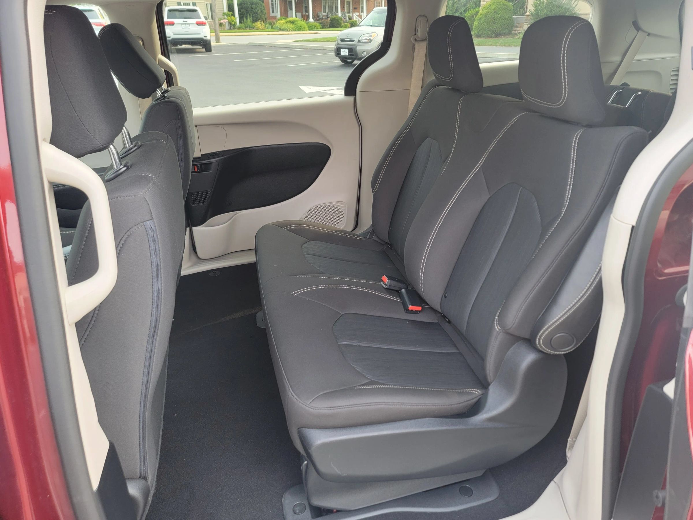 Used 2020 Chrysler Voyager L FWD image 13