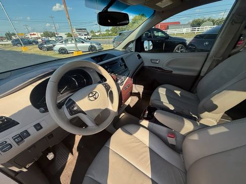 Used 2014 Toyota Sienna XLE FWD image 16