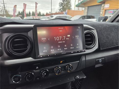 Used 2018 Toyota Tacoma TRD Off-Road w/ Technology Package image 18