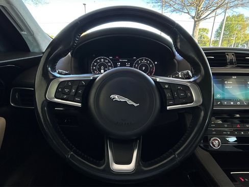 Used 2019 Jaguar F-PACE Prestige image 30