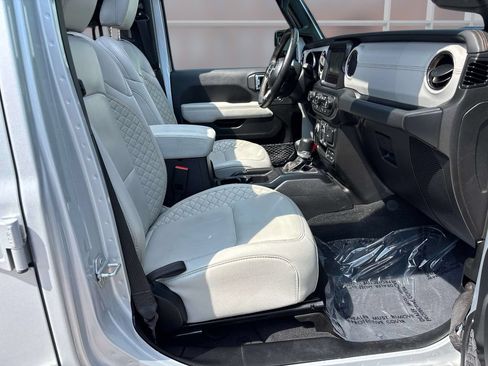 Used 2023 Jeep Wrangler Unlimited Sahara AWD/4WD image 19